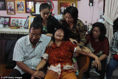 nhung nguoi phu nu vat va ngong cho tin may bay mat tich - 4