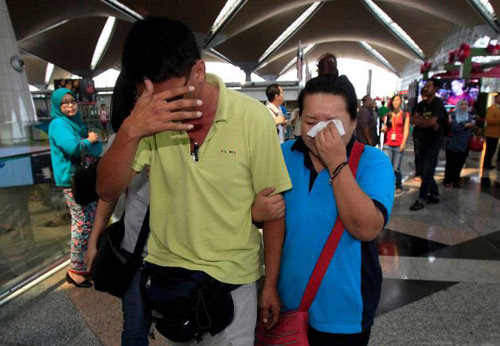 nhung nguoi phu nu vat va ngong cho tin may bay mat tich - 3