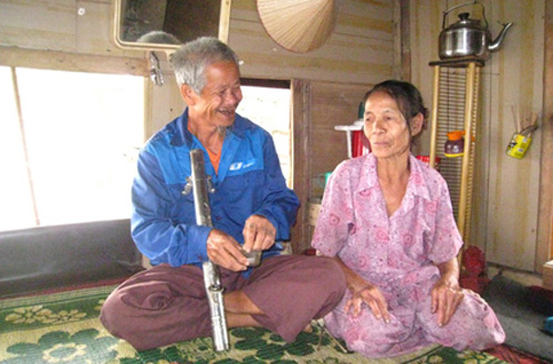 chuyen tinh cam dong cua lao ong tuoi 80 “nhat” duoc vo - 1