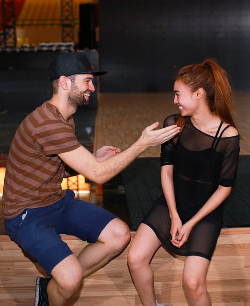 angela phuong trinh khoe eo thon tren san tap - 8