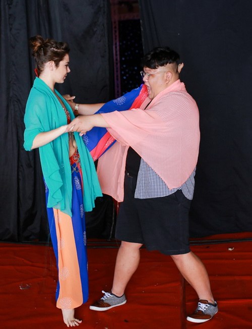 angela phuong trinh khoe eo thon tren san tap - 15