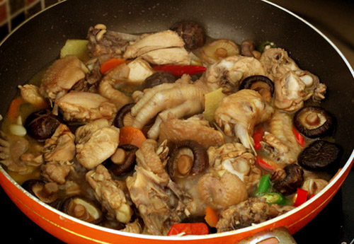 Đậm đà thịt gà om nấm hương khô - 2