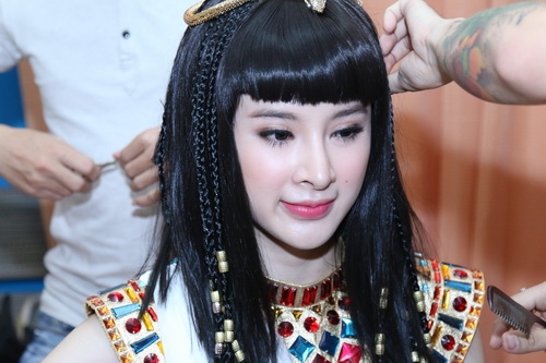 angela phuong trinh gap "su co" khi hoa than nu hoang ai cap - 1