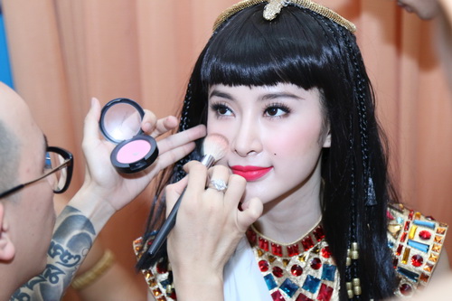 angela phuong trinh gap "su co" khi hoa than nu hoang ai cap - 2