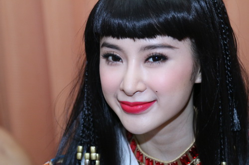 angela phuong trinh gap "su co" khi hoa than nu hoang ai cap - 3