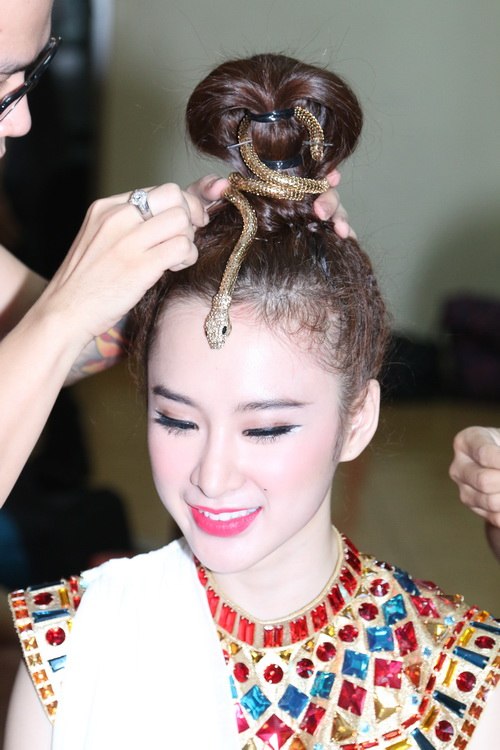 angela phuong trinh gap "su co" khi hoa than nu hoang ai cap - 8