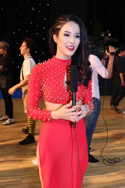 angela phuong trinh gap "su co" khi hoa than nu hoang ai cap - 12