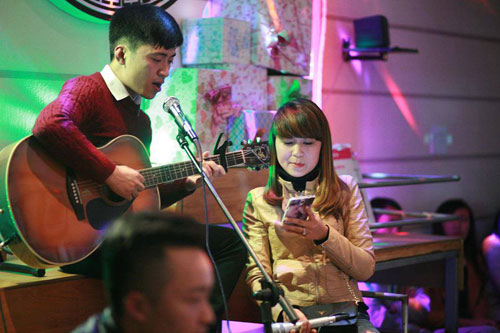 chang trai 9x quang ninh cau hon ngot ngao trong quan ca phe - 6