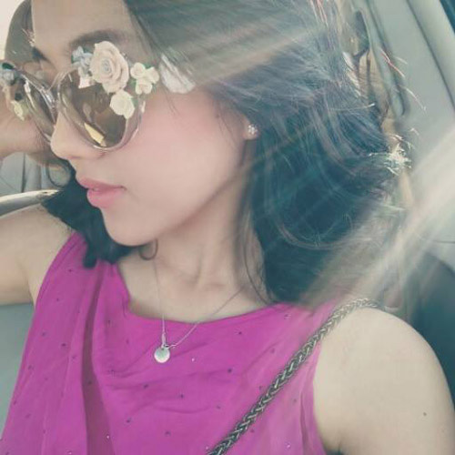 Hotgirl Mie Nguyễn tươi tắn khi sử dụng một mẫu kính gắn hoa hồng to bản thật xinh xắn