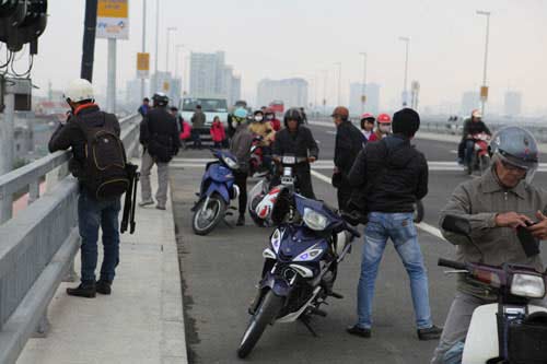 ha noi: nguoi dan duoc phep tham quan cau nhat tan - 1