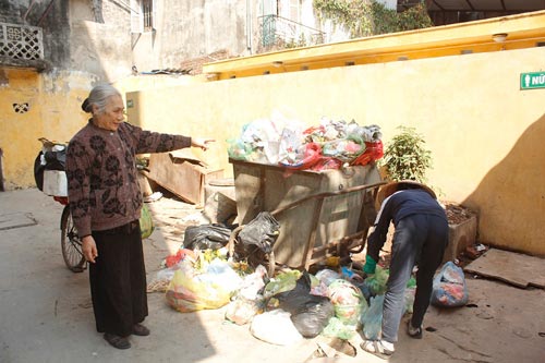 thua nha ve sinh, thieu san choi cong cong - 1