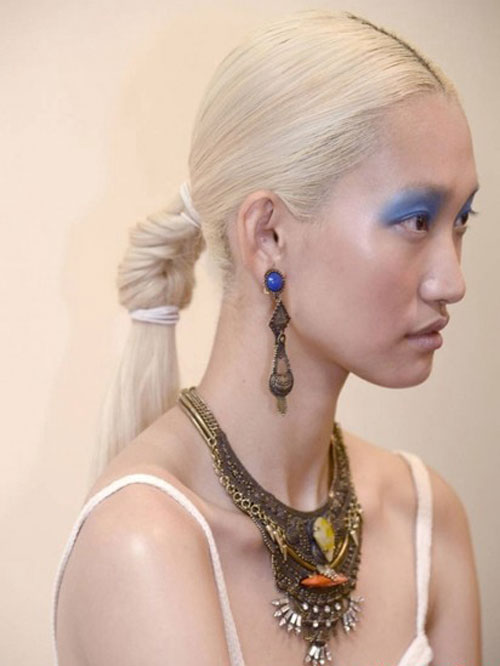 cach giu nep toc cua nguoi mau truoc khi len san catwalk - 6