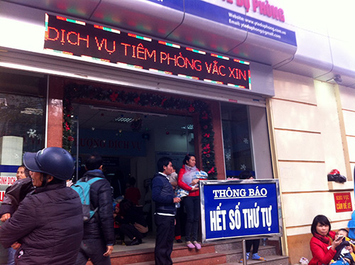mua dich den, vat va xep hang cho tiem phong cho con - 11