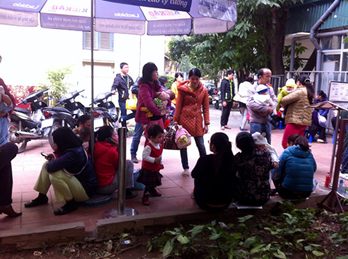 mua dich den, vat va xep hang cho tiem phong cho con - 3
