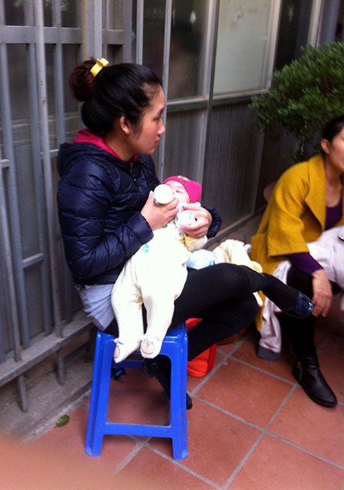 mua dich den, vat va xep hang cho tiem phong cho con - 8