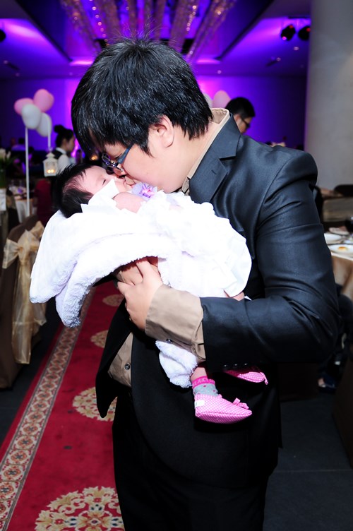 vo gia bao vai tran xinh dep mung con gai day thang - 9