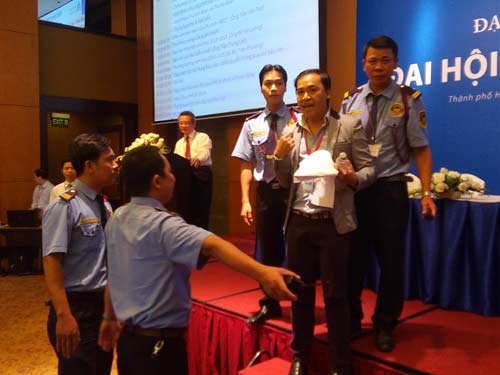 tranh cai gay gat o dai hoi toan truong dh hoa sen - 1
