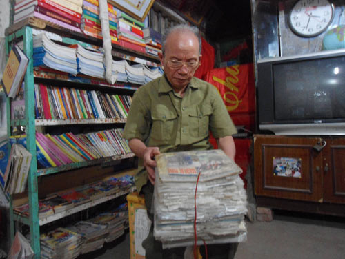 nguoi dan ong lay nha lam thu vien tinh nguyen - 1