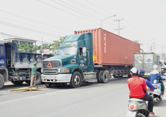 me bi xe container can nat chan, con trai chet tai cho - 1