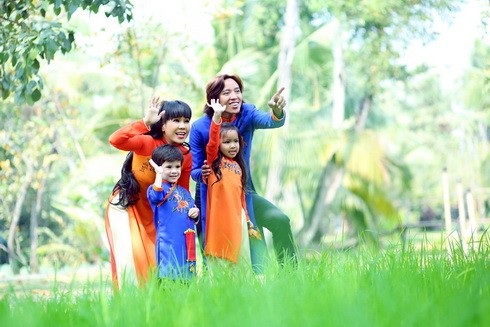 gia dinh viet huong, thuy hanh, binh minh mac ao dai du xuan - 1