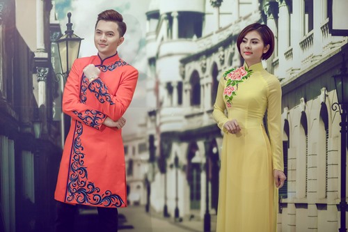 van trang dien ao dai e ap ben canh nam cuong - 1
