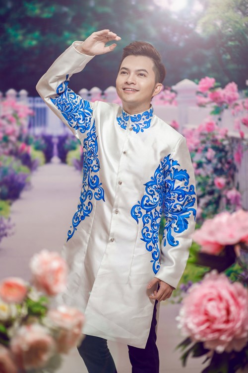 van trang dien ao dai e ap ben canh nam cuong - 7