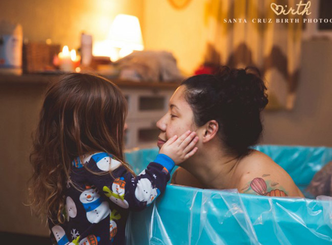Xem tận mắt cảnh bé sinh ra còn nguyên trong bọc ối