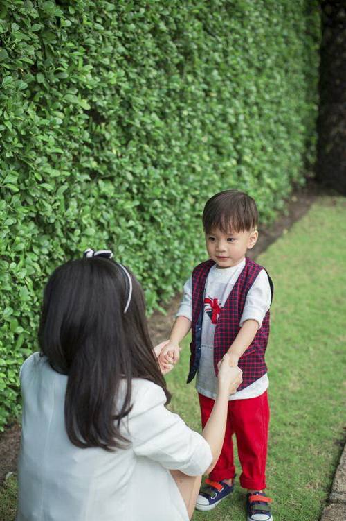 em gai thanh thao dua con trai dao pho xuan - 2