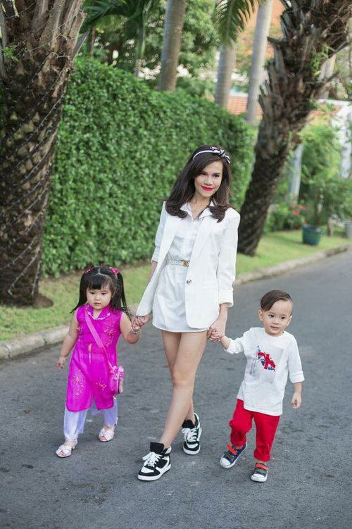 em gai thanh thao dua con trai dao pho xuan - 7