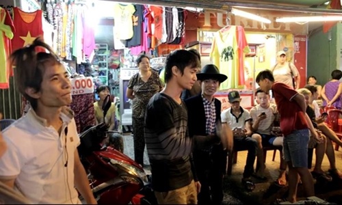 le roi gay chu y khi hat o duong pho sai gon - 2