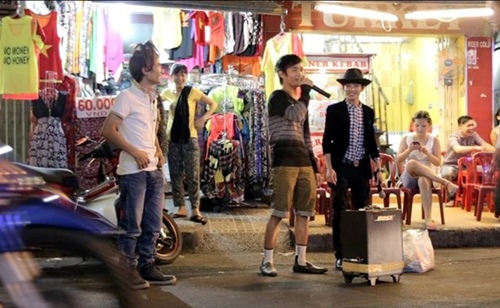 le roi gay chu y khi hat o duong pho sai gon - 1