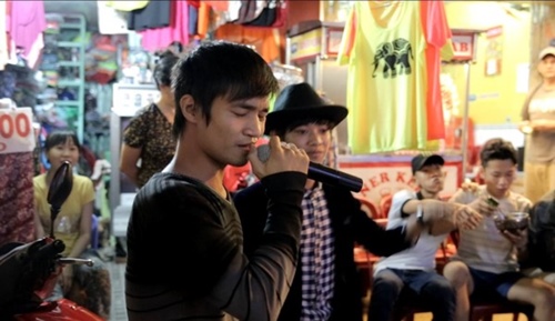 le roi gay chu y khi hat o duong pho sai gon - 3