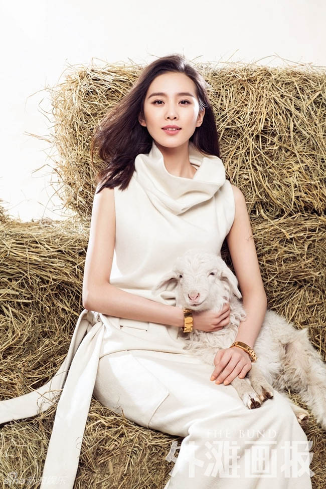 Năm mới, Lưu Thi Thi làm duyên bên dê con