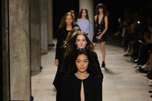 ntk goc viet toi gian an tuong tai paris fashion week - 11