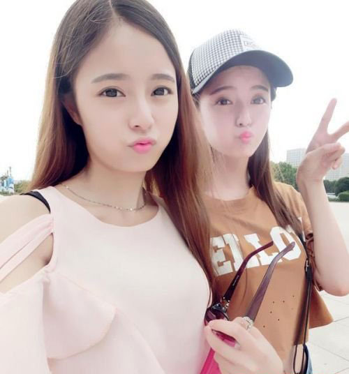 chi em sinh doi xinh nhu bup be khuynh dao cong dong mang - 6