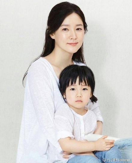 con gai lee young ae xinh dep di truyen tu me - 1