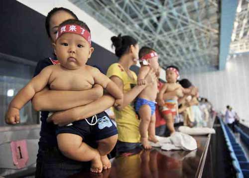 trung quoc xem xet noi long chinh sach mot con - 1