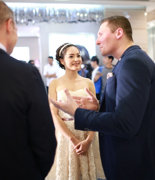 lan phuong bi dung xe tren duong di du su kien - 8