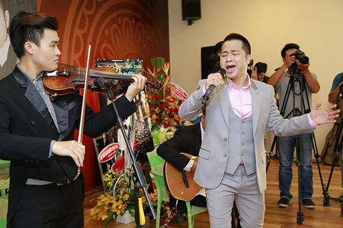 viet trinh dep gian di den chuc mung quach tuan du - 7