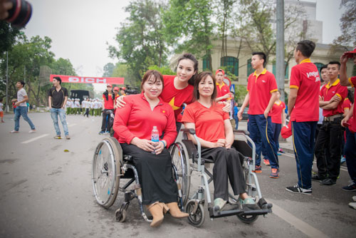 ky duyen xinh dep rang ngoi trong ngay chay vi suc khoe - 14