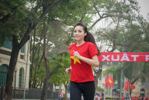 ky duyen xinh dep rang ngoi trong ngay chay vi suc khoe - 4