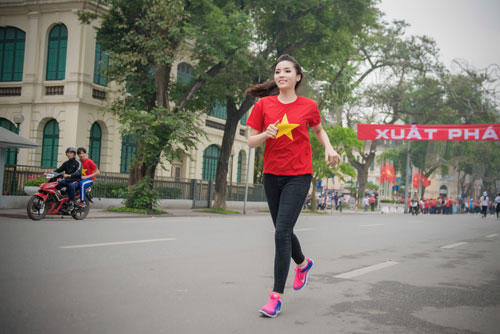 ky duyen xinh dep rang ngoi trong ngay chay vi suc khoe - 5