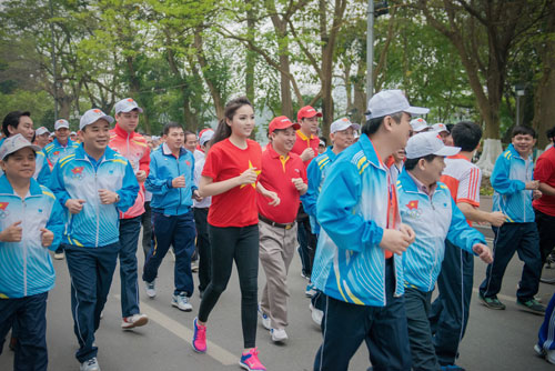 ky duyen xinh dep rang ngoi trong ngay chay vi suc khoe - 11