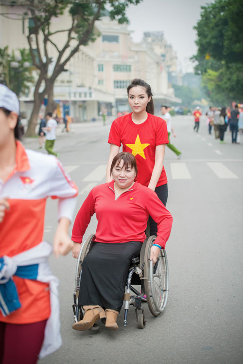 ky duyen xinh dep rang ngoi trong ngay chay vi suc khoe - 13