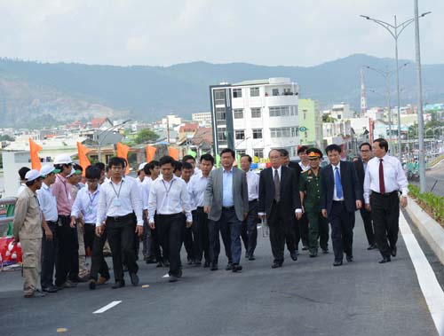 chinh thuc thong xe cau vuot 3 tang dau tien o viet nam - 2