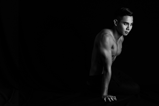Hồ Vĩnh Khoa khoe body chuẩn trong làn sương khói
