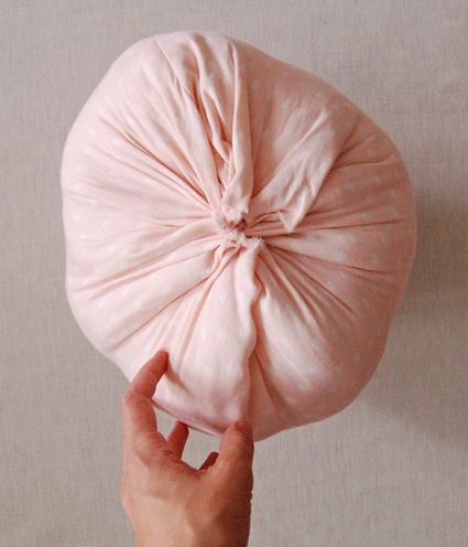Tự làm gối quả dâu siêu 'cute' - 13