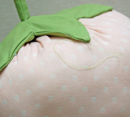Tự làm gối quả dâu siêu 'cute' - 22