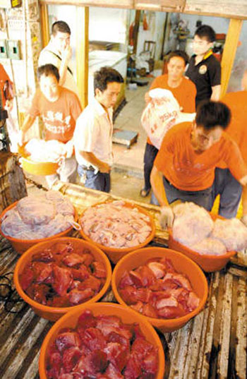 Kinh hoàng công nghệ "biến" thịt lợn thành thịt bò - 1