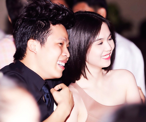 Khắc Tiệp đang làm gì người mẫu Ngọc Trinh? - 1